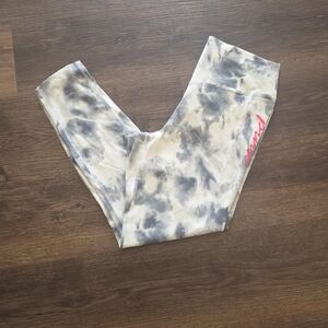 PINK Victoria's Secret Tie-Dye Capri Leggings in Gray, Cream & Pink Script